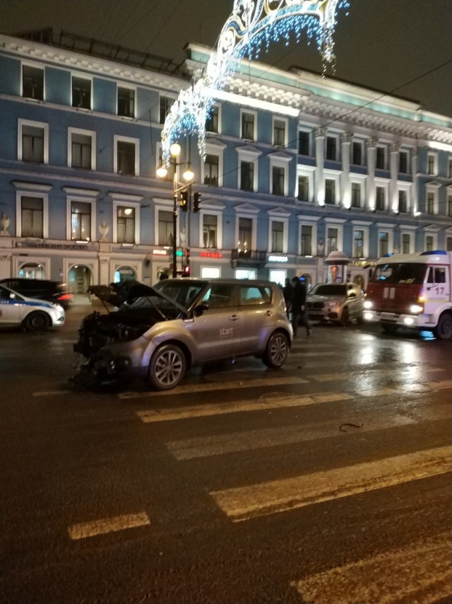 Жуткое ДТП случилось около 5:00 утра на Невском проспекте, около канала Грибоедова в Петербурге