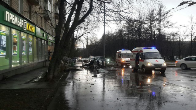 В Москве из-за шторма пострадали 12 человек