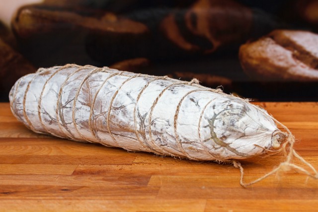 Coppa Nostrana - сыровяленая свиная шейка с белой плесенью