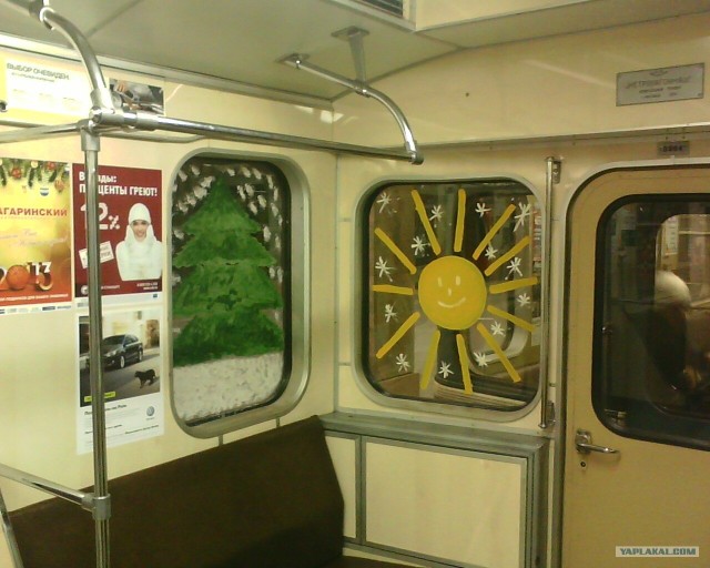 Вандалы раскрасили вагон в метро