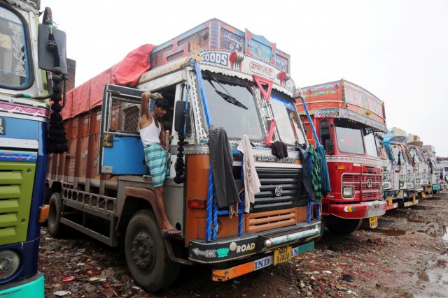 Дешевый дизель, бесплатные дороги: 9-миллионная забастовка водителей грузовиков завершилась в Индии
