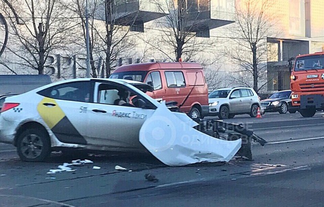 Таксист Яндекса на Кутузовском проспекте влетел в Майбах.... и умер. Пассажирка в больнице... Пробка в город!