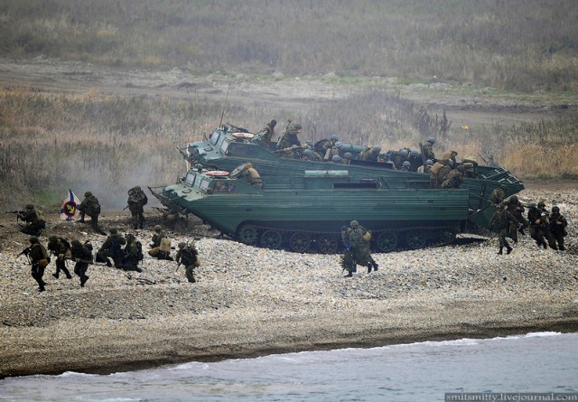 Высадка морского десанта во время тактического учения бригады морской пехоты ТОФ