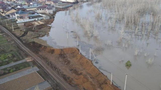 Штрафы и тюрьма: Построивших дамбу оренбуржцев накажут за самовольное спасение от наводнения