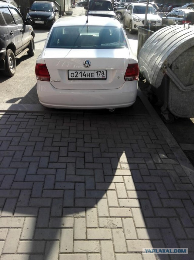 На видео попало, как в Воронеже две женщины прокалывают колеса неправильно припаркованной иномарке