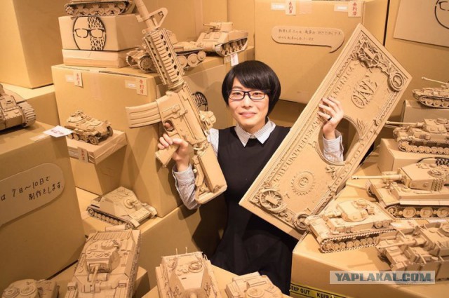 Эта девушка превращает старые картонные коробки в танки, еду и другие невероятные скульптуры