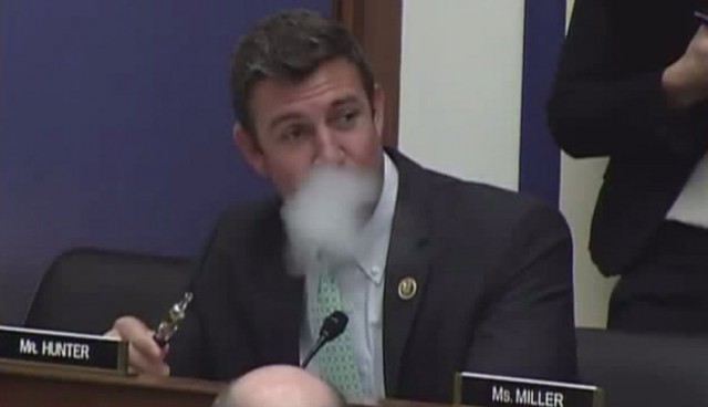 Американский конгрессмен в знак протеста закурил на совещании о запрете электронных сигарет
