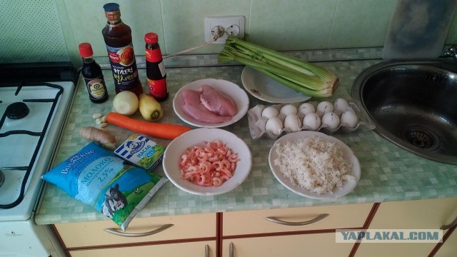Жареный рис по тайски с креветками и грудкой