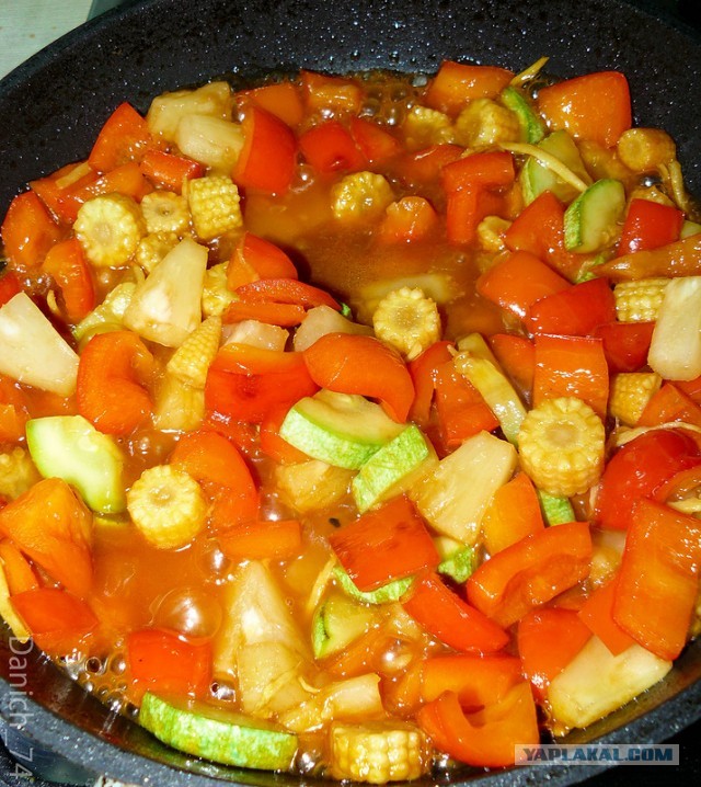 Креветки с овощами в кисло-сладком соусе