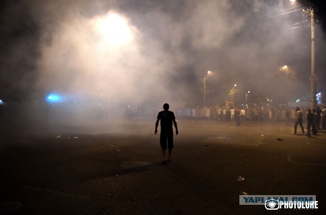 В центре Еревана начались столкновения демонстрантов с полицией