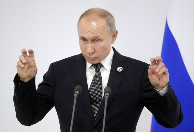 Путин потребовал резко сократить выдачу кредитов населению