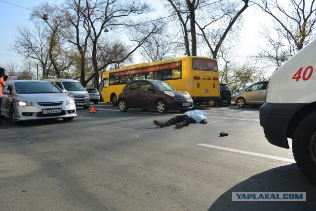 Байкер врезался в пешехода в центре Владивостка