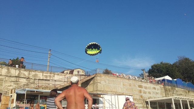 Видео момента удара током катающихся на парашюте на пляже Черного моря