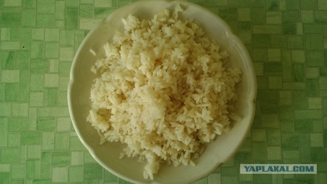 Жареный рис по тайски с креветками и грудкой