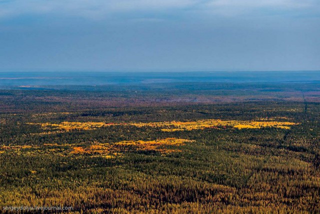 Осенние краски якутской тайги с вертолета