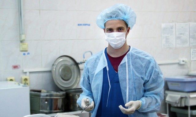 В челябинском закрытом городе Трехгорный уволили хирурга, пожаловавшегося на низкую зарплату и перегрузки