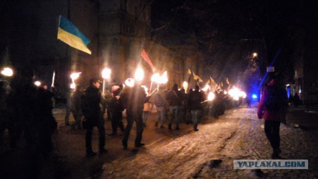 В Славянске (Донецкая область) провели факельное шествие.