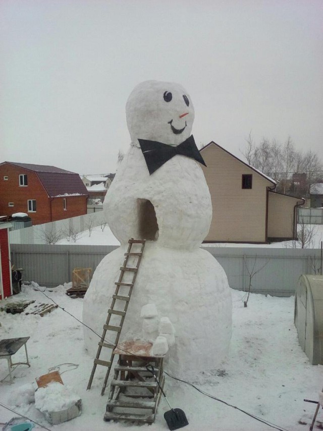 Огромный снеговик, на строительство которого ушло две недели