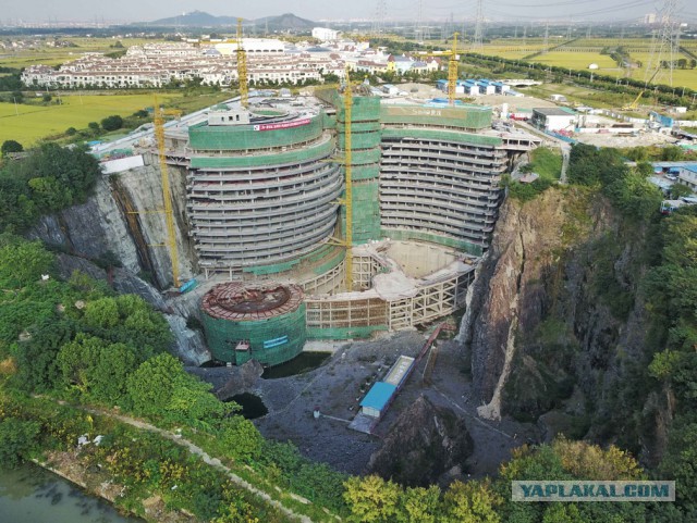 В Китае строят роскошный отель в заброшенном карьере