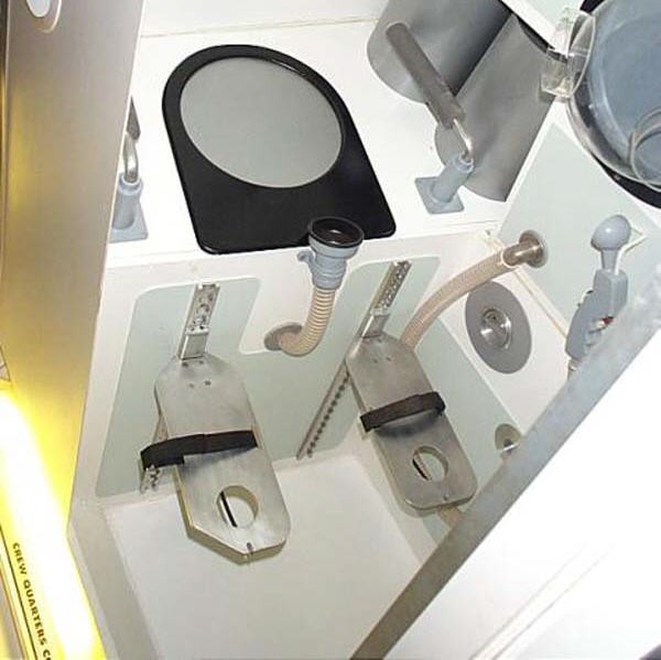 Как выглядит туалет в космосе (3 фото)