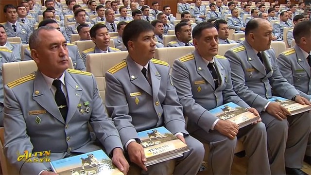 В Туркменистане шестой день празднуют публикацию книги президента об алабаях