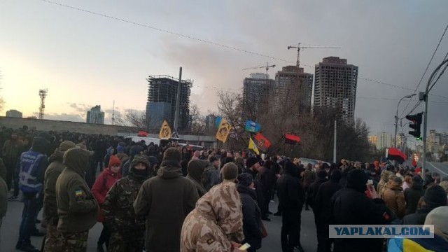 Радикалы напали на российское посольство в Киеве