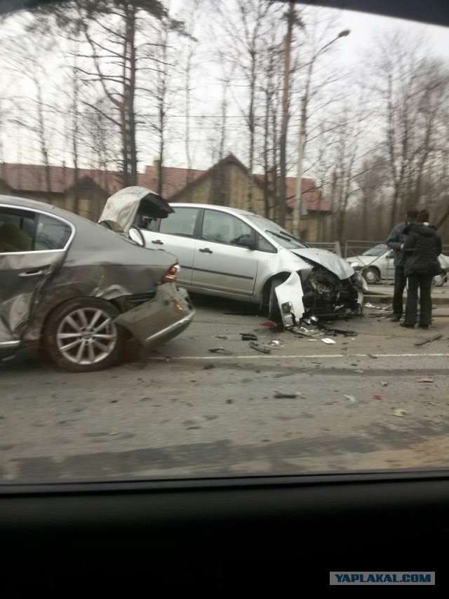 Поехал на красный и подрезал самосвал.Массовое ДТП