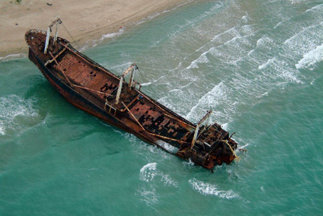 Затонувшие корабли, которые видны сквозь толщу воды