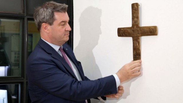 Власти постановили разместить символ креста во всех госучреждениях