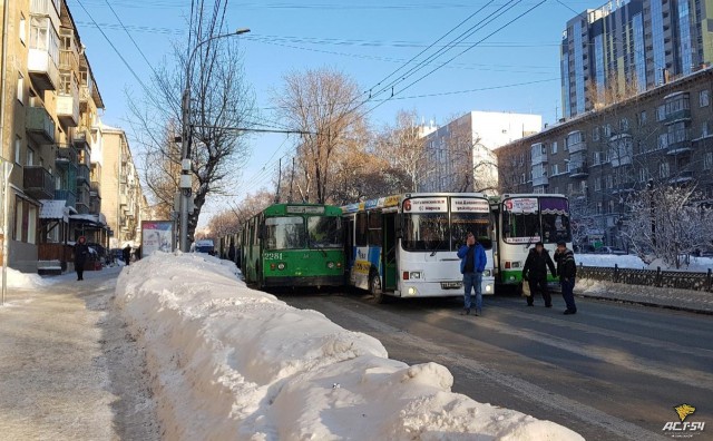 «Змей Горыныч» полностью блокировал движение по улице в Новосибирске