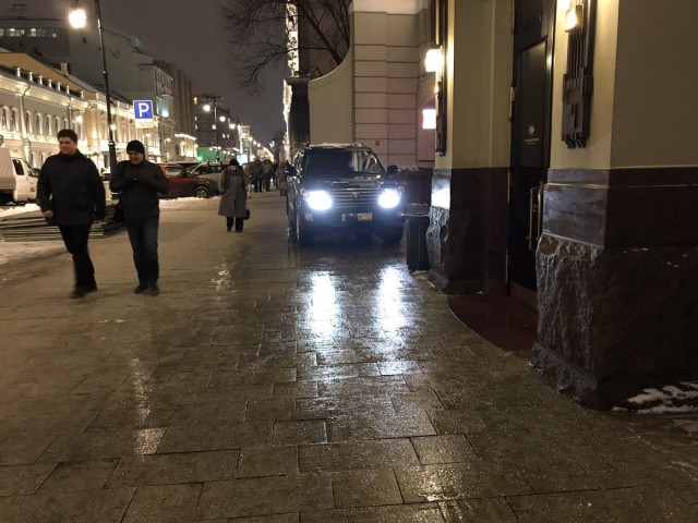 Баре из Ленкома продолжают парковаться на тротуаре