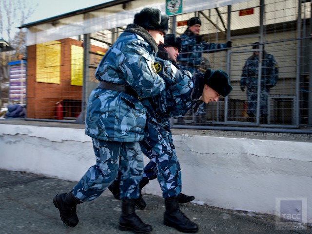 На пути в колонию: как во Владивостоке конвоируют осужденных и находящихся под стражей