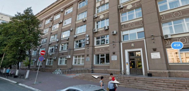 Учителя и школьники убирали окурки под окнами мэрии Челябинска.