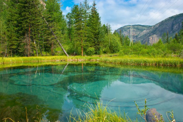 Красивое гейзерное озеро в Горном Алтае