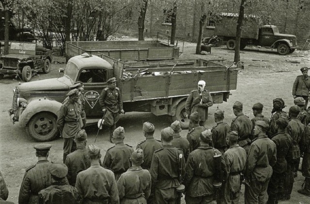 После боя, 1945 г.
