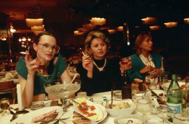 Назад в СССР: советская женщина в ресторане