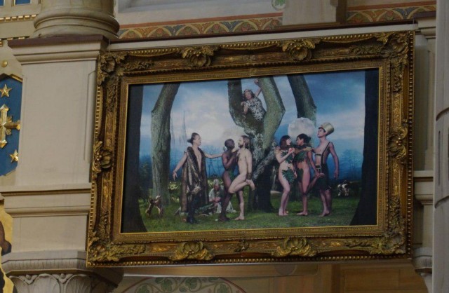 На алтаре шведской церкви установили картину с "толерантным сексуальным сюжетом"