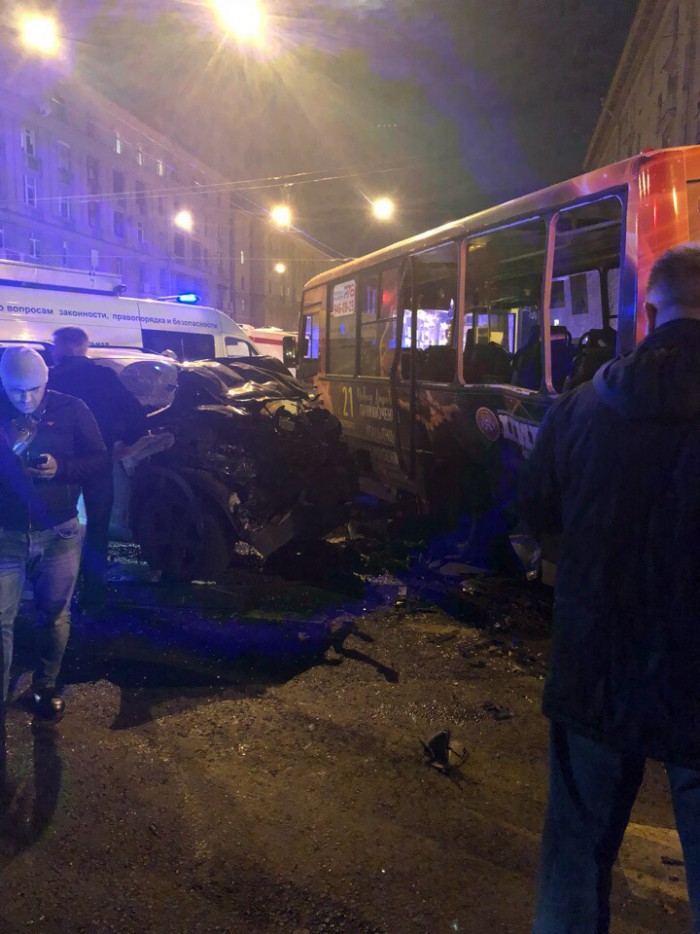 Четыре человека пострадало в результате столкновения маршрутки К-60 с иномаркой в Кировском районе Санкт-Петербурга