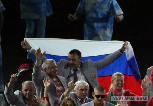 МПК потребовали от пронесшего российский флаг на открытии Паралимпиады Андрея Фомочкина покинуть Бразилию