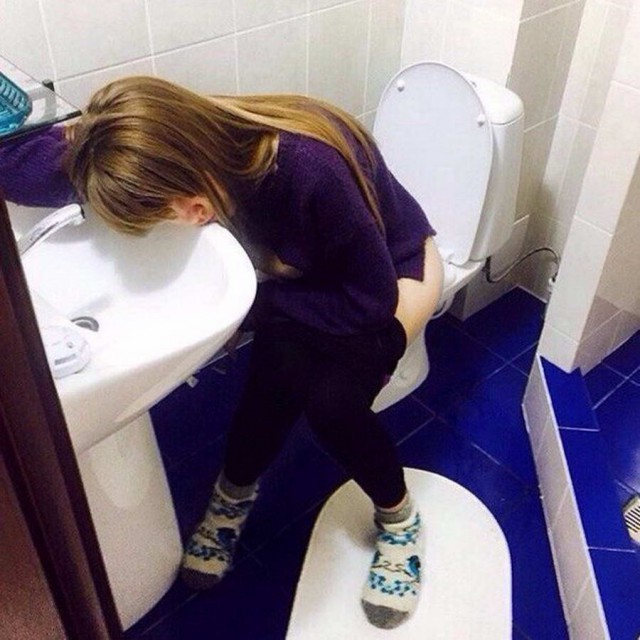 Приняв удобную позу студентка писает в туалете
