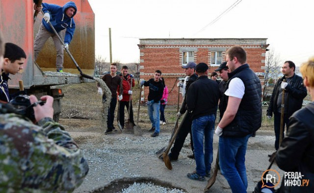 В Свердловской области жители устали ждать власти и сами починили разбитые дороги