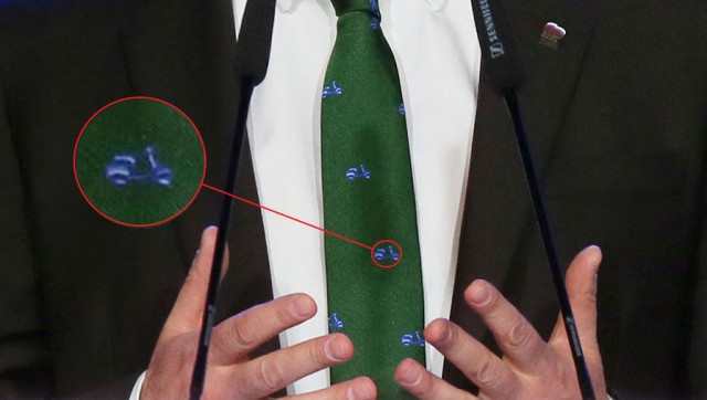 Медведев надел зеленый галстук с мопедами