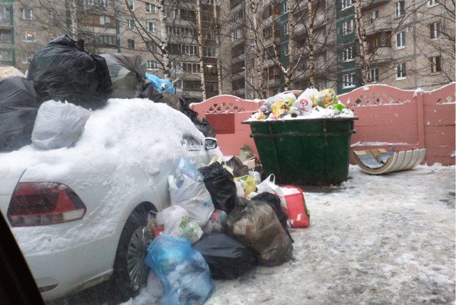 В Петербурге водитель припарковал автомобиль возле помойки и помешал подъехать мусоровозу