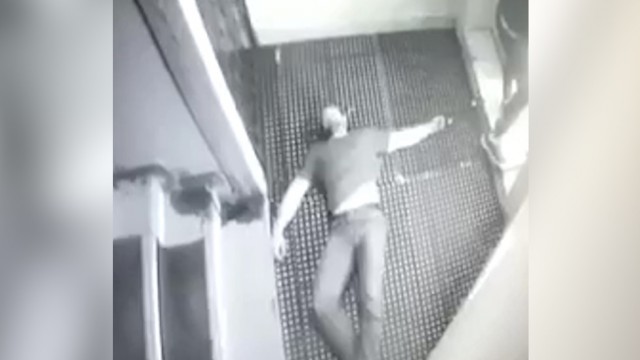 Убийство охранника ночного клуба во время массовой драки попало на видео