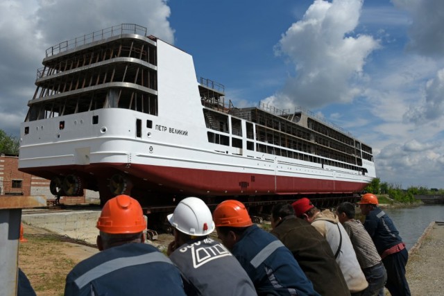 Первый в России туристический лайнер "Петр Великий" спустили на воду