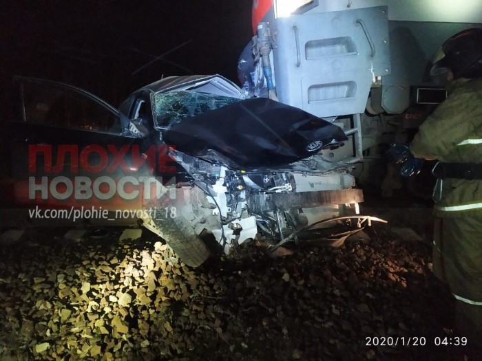 Поезд Пенза - Москва врезался в автомобиль