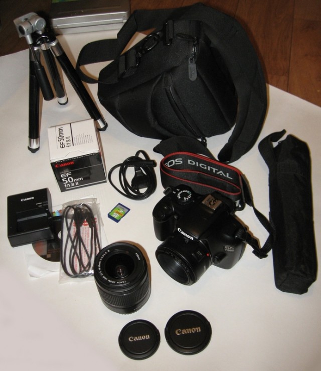 Canon 1100D (2 объектива,флешка 8 гб,сумка,штатив)