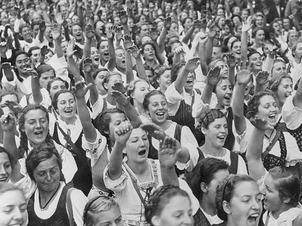 Сотни девочек забеременели во время молодежного съезда в гитлеровской Германии
