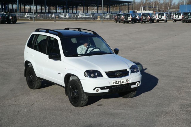 Черно-белая Chevrolet Niva спешит к дилерам