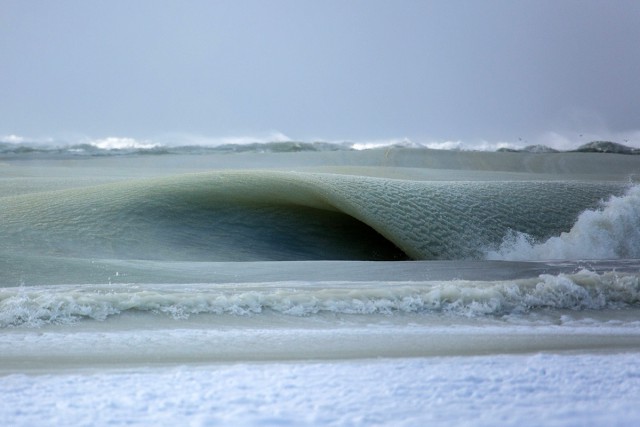 Мгновенно замерзающие волны Байкала